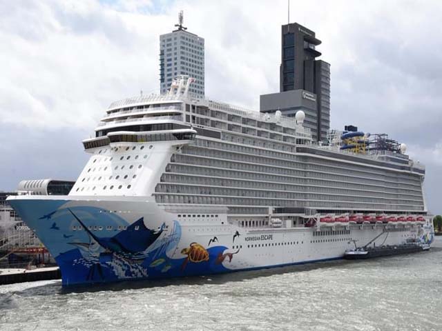 Cruiseschip ms Norwegian Escape aan de Cruise Terminal Rotterdam